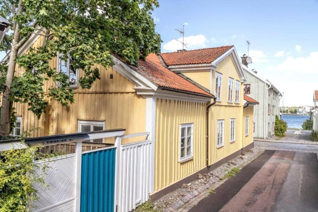 Central Laegenhet I 1700-Talshus Vastervik Exterior photo